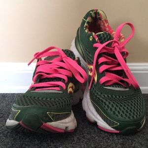 Saucony shadow genesis running shoes.